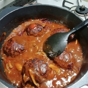 煮込みハンバーグ♪トマト缶とデミグラ缶♪